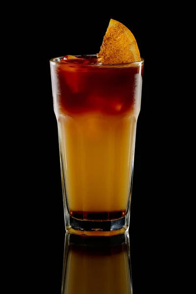 Cocktail met rum en oranje sap met ijs en kalk in ouderwetse glas met reflectie — Stockfoto