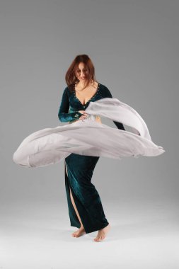 Güzel renkli Arapça kostüm ve twistimg şeffaf kumaş onun etrafında dans dansöz