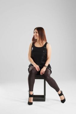 Çekici model dar pantolon ve t-shirt poz