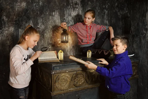 Tres niños en juego de búsqueda resolver un acertijo —  Fotos de Stock