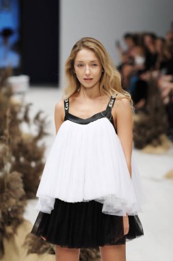 2017, Ekim 26, Belarus, Minsk - Beyaz Rusya moda haftası, ilkbahar-yaz 2018. Manken üstünde uçak pisti 