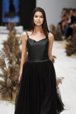 2017, Ekim 26, Belarus, Minsk - Beyaz Rusya moda haftası, ilkbahar-yaz 2018. Manken üstünde uçak pisti 