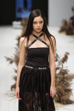 2017, Ekim 26, Belarus, Minsk - Beyaz Rusya moda haftası, ilkbahar-yaz 2018. Manken üstünde uçak pisti 