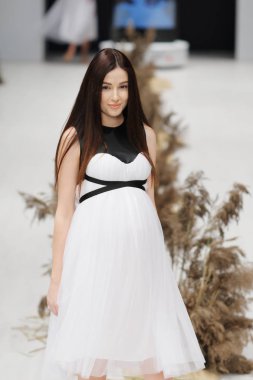 2017, Ekim 26, Belarus, Minsk - Beyaz Rusya moda haftası, ilkbahar-yaz 2018. Manken üstünde uçak pisti 