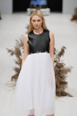 2017, Ekim 26, Belarus, Minsk - Beyaz Rusya moda haftası, ilkbahar-yaz 2018. Manken üstünde uçak pisti 