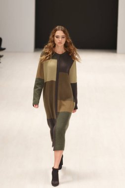 2017, Ekim 26, Belarus, Minsk - bir model Beyaz Rusya moda haftası, Ton Ton defile pist yürür jersey elbise modeli tarafından gösterdi