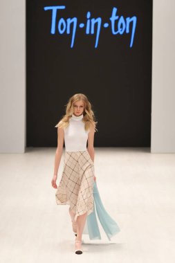 2017, Ekim 26, Belarus, Minsk - bir model Beyaz Rusya moda haftası, Ton Ton defile pist yürür jersey elbise modeli tarafından gösterdi
