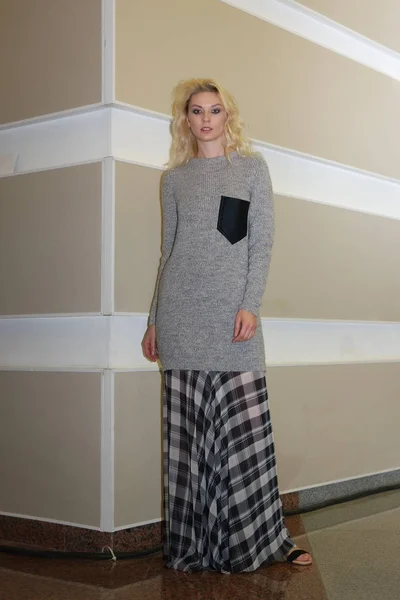 Modelo de moda demonstrando roupas de lã nos bastidores da semana de moda — Fotografia de Stock