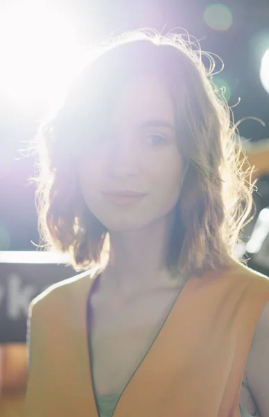 Retrato de menina bonita sonhadora com maquiagem natural na luz de fundo — Fotografia de Stock