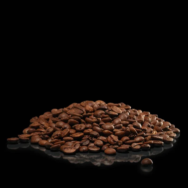 Montón de granos de café con reflexión sobre fondo negro —  Fotos de Stock