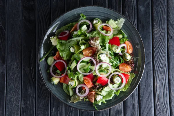 Ensalada con pepino fresco, tomate, pimiento, feta y cebolla —  Fotos de Stock