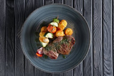 Sulu ızgara sığır filetosu patates, mantar, kabak, domates, biber ve Ahşap şiş üzerinde kırmızı soğan ile