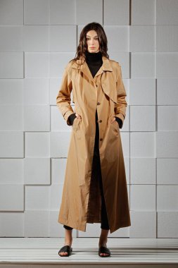 Çekici kız uzun yağmurluk