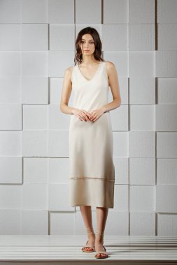 Çekici kız rahat örme yün renkli elbise