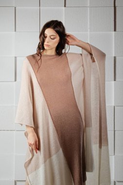 Çekici kız rahat örme yün renkli elbise