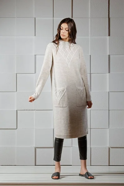 Muchacha atractiva en vestido de lana de punto largo — Foto de Stock