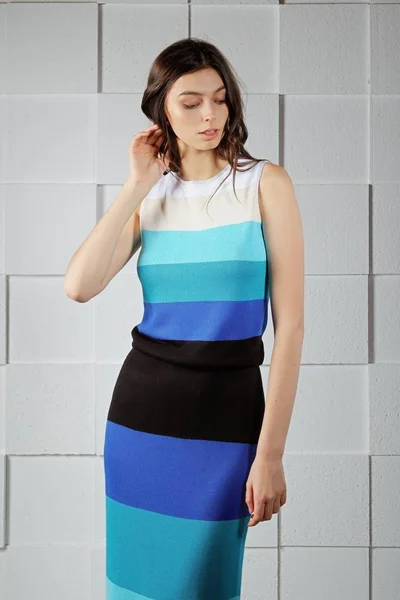 Chica atractiva en acogedor vestido de punto de lana colorido — Foto de Stock
