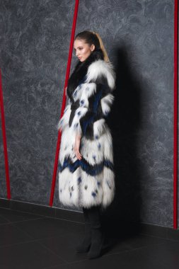 Soğuk soğuk duvara yakın poz uzun kabarık kürk çekici kız