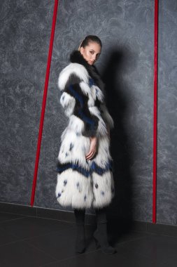 Soğuk soğuk duvara yakın poz uzun kabarık kürk çekici kız