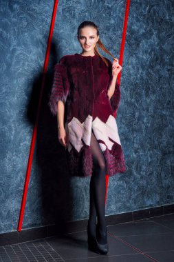 Soğuk soğuk duvara yakın poz kısa kürk çekici kız