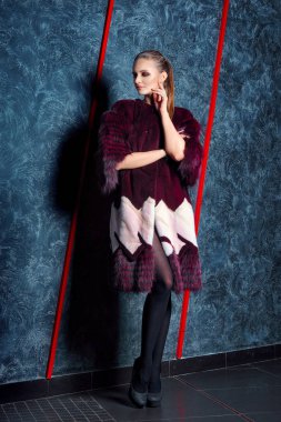 Soğuk soğuk duvara yakın poz kısa kürk çekici kız