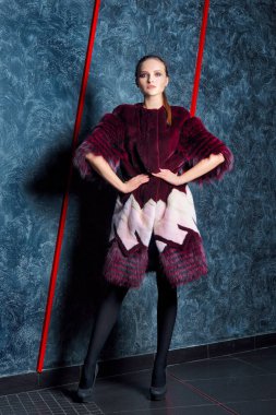 Soğuk soğuk duvara yakın poz kısa kürk çekici kız