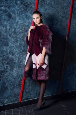 Soğuk soğuk duvara yakın poz kısa kürk çekici kız