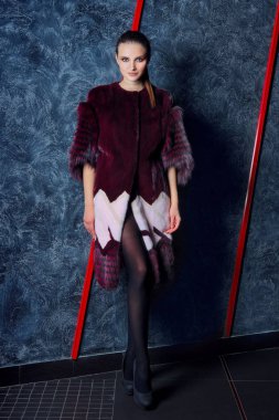 Soğuk soğuk duvara yakın poz kısa kürk çekici kız