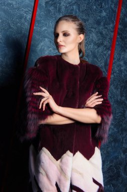 Soğuk soğuk duvara yakın poz kısa kürk çekici kız