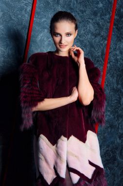 Soğuk soğuk duvara yakın poz kısa kürk çekici kız