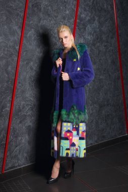 Çekici kız kısa siyah elbise, soğuk soğuk duvara yakın poz uzun kürk manto