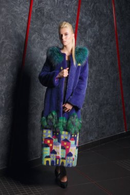 Çekici kız kısa siyah elbise, soğuk soğuk duvara yakın poz uzun kürk manto