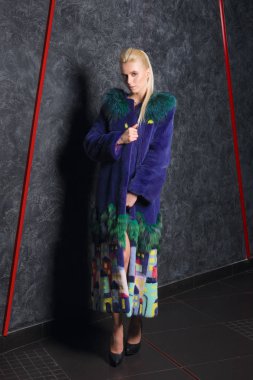 Çekici kız kısa siyah elbise, soğuk soğuk duvara yakın poz uzun kürk manto