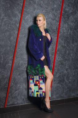 Çekici kız kısa siyah elbise, soğuk soğuk duvara yakın poz uzun kürk manto