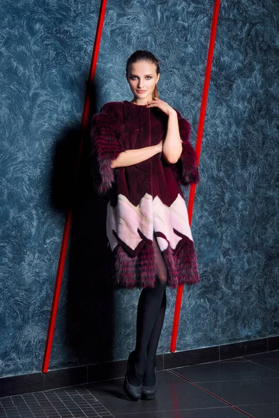 Soğuk soğuk duvara yakın poz kısa kürk çekici kız