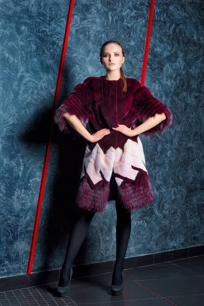 Soğuk soğuk duvara yakın poz kısa kürk çekici kız