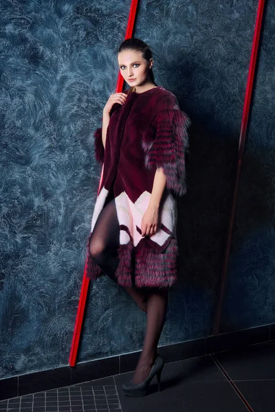 Soğuk soğuk duvara yakın poz kısa kürk çekici kız