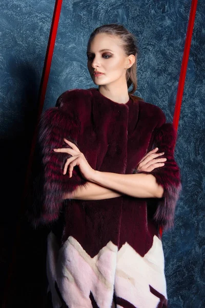 Soğuk soğuk duvara yakın poz kısa kürk çekici kız