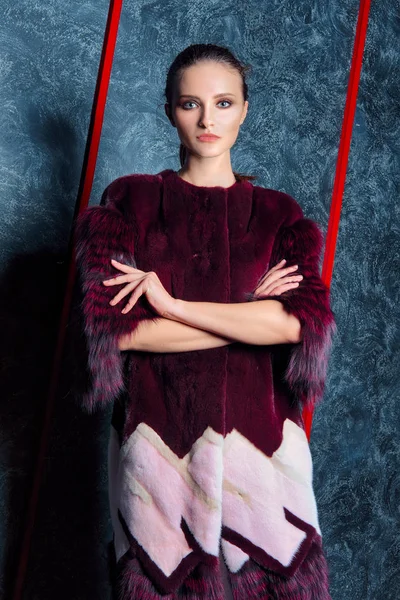 Soğuk soğuk duvara yakın poz kısa kürk çekici kız