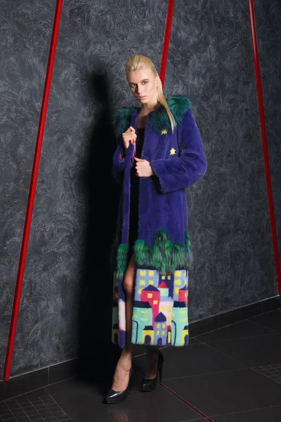 Çekici kız kısa siyah elbise, soğuk soğuk duvara yakın poz uzun kürk manto