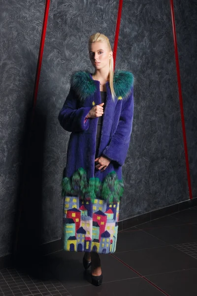 Çekici kız kısa siyah elbise, soğuk soğuk duvara yakın poz uzun kürk manto