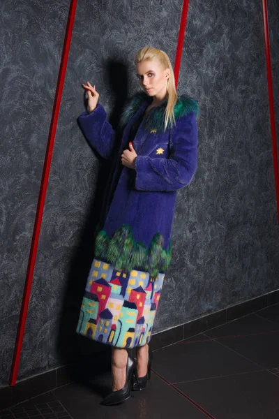 Çekici kız kısa siyah elbise, soğuk soğuk duvara yakın poz uzun kürk manto