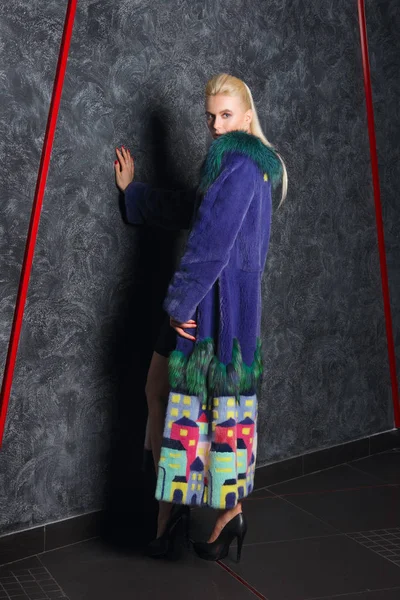 Çekici kız kısa siyah elbise, soğuk soğuk duvara yakın poz uzun kürk manto