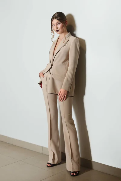 Привлекательная модель в бежевой куртке и брюках — стоковое фото