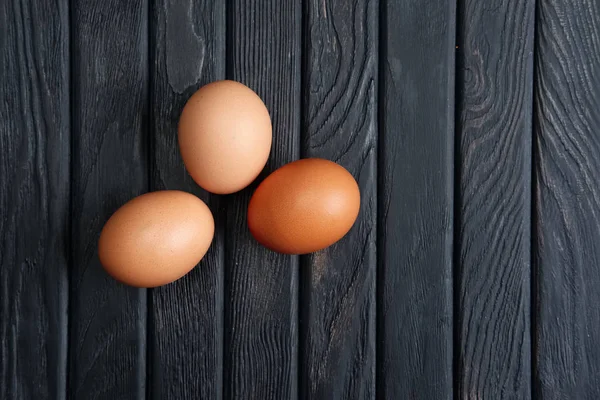 Ovanifrån av träd brun kyckling ägg på träbord — Stockfoto