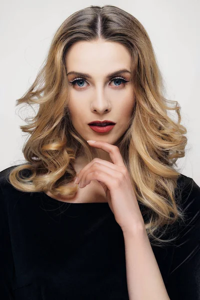 Beautiful girl with curly hair and evening makeup. Curls, red lips and blue eyes. — Stock Photo, Image