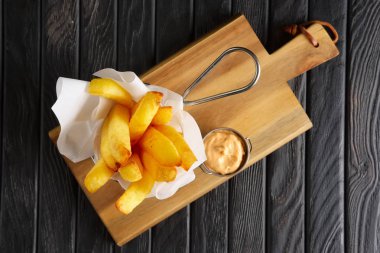 Aperatif bira için. Kızarmış patates sos içinde metal backet hizmet ile dilim