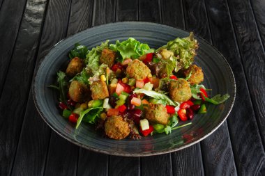 Fasulye, falafel ve sebze salatası