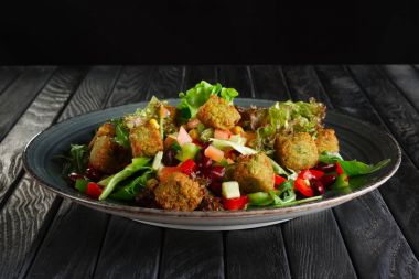 Fasulye, falafel ve sebze salatası