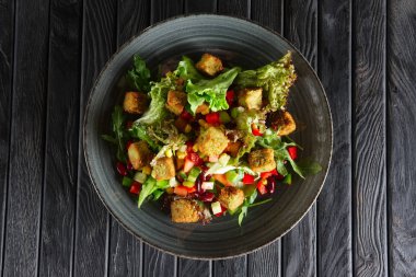 Fasulye, falafel ve sebze salatası